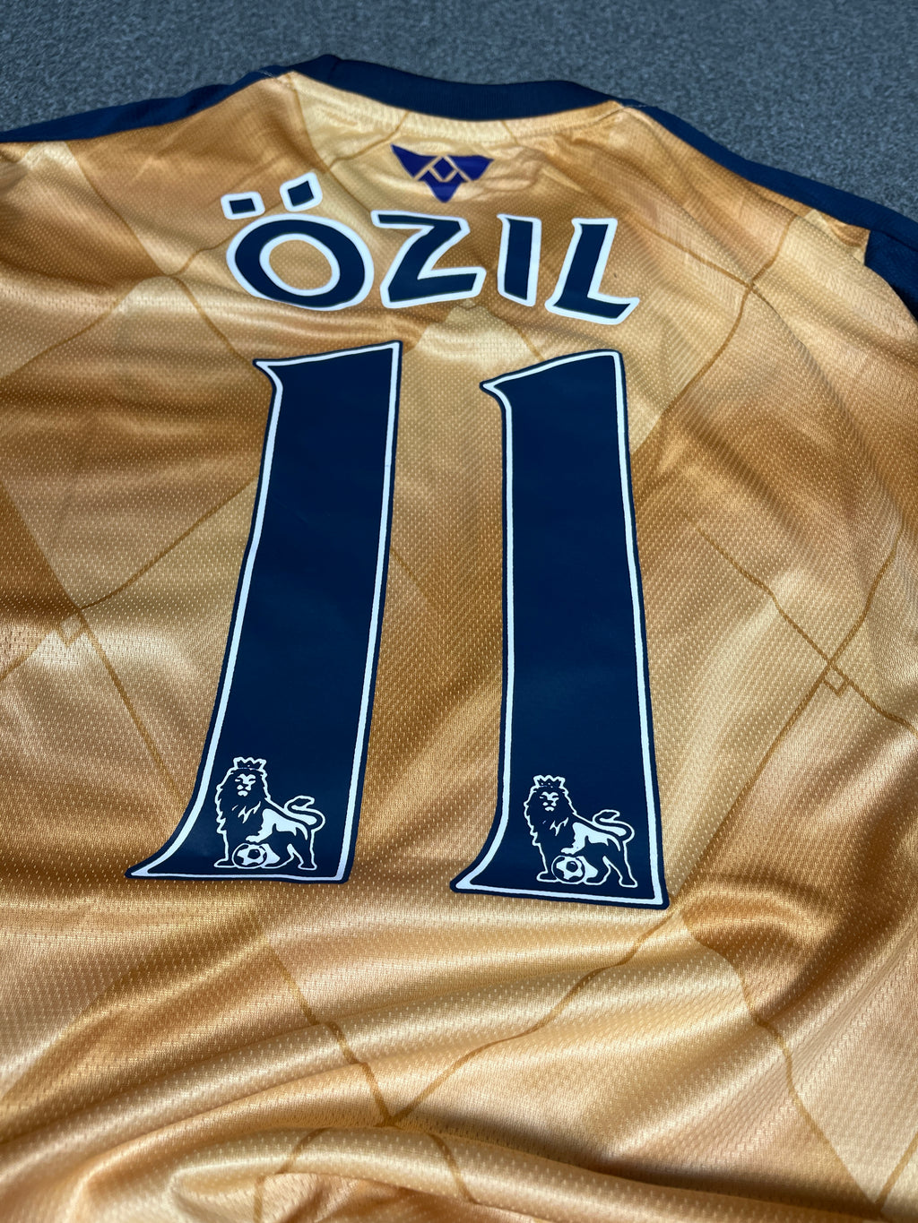 Özil — Arsenal Away 2014/15