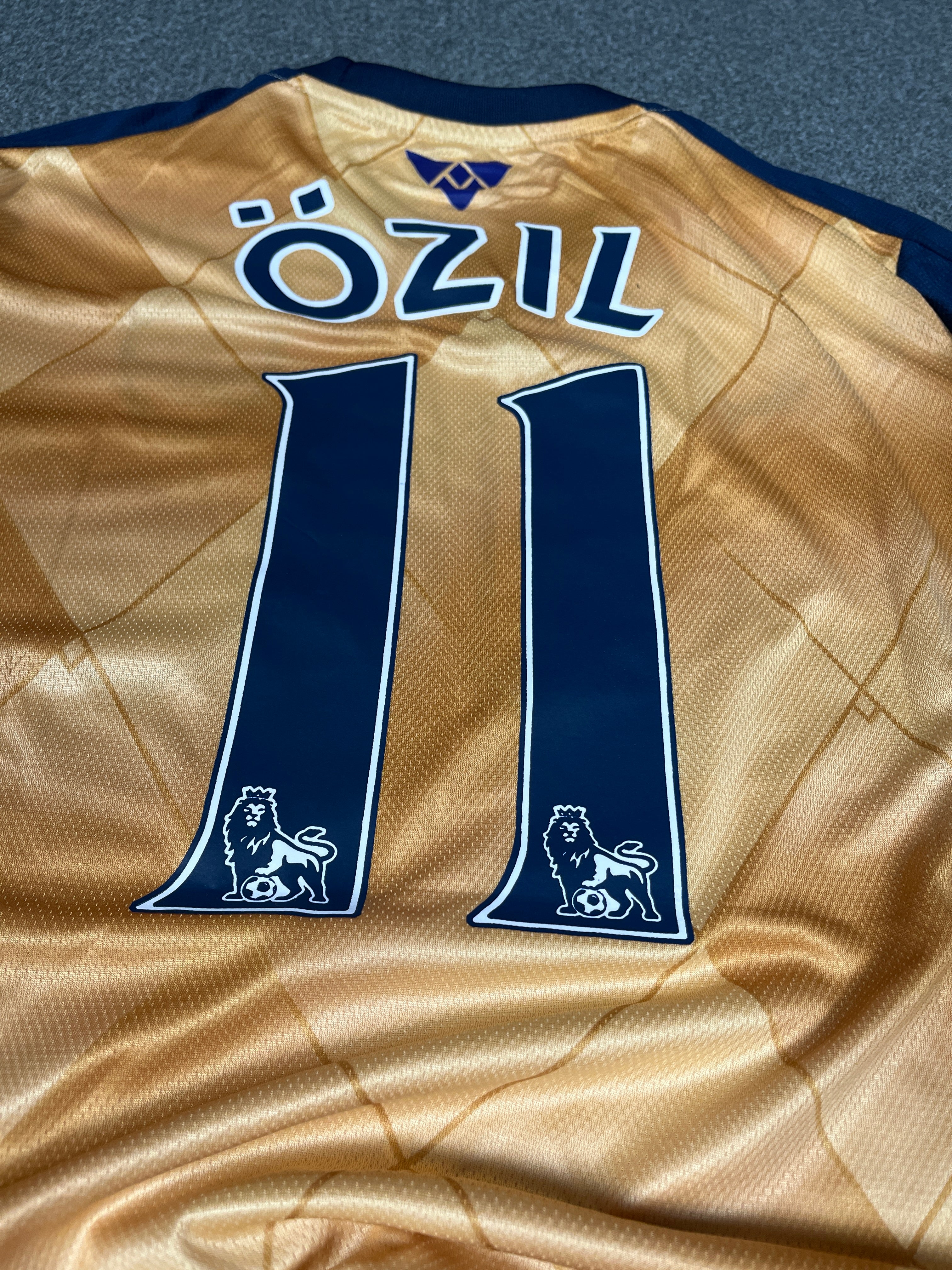Özil — Arsenal Away 2014/15